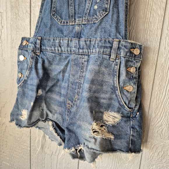 Divided Denim Distressed Overalls Shorts Ripped Stylish  Summer Size 8 - Picture 3 of 9
